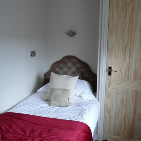 Hollybush Inn Greenhaugh Номер фото